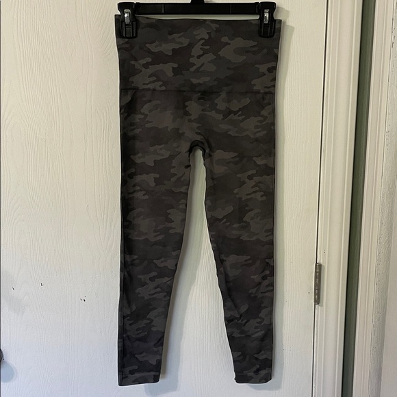SPANX Pants - SPANX NWOT Seamless Camouflage Leggings Charcoal Size Medium